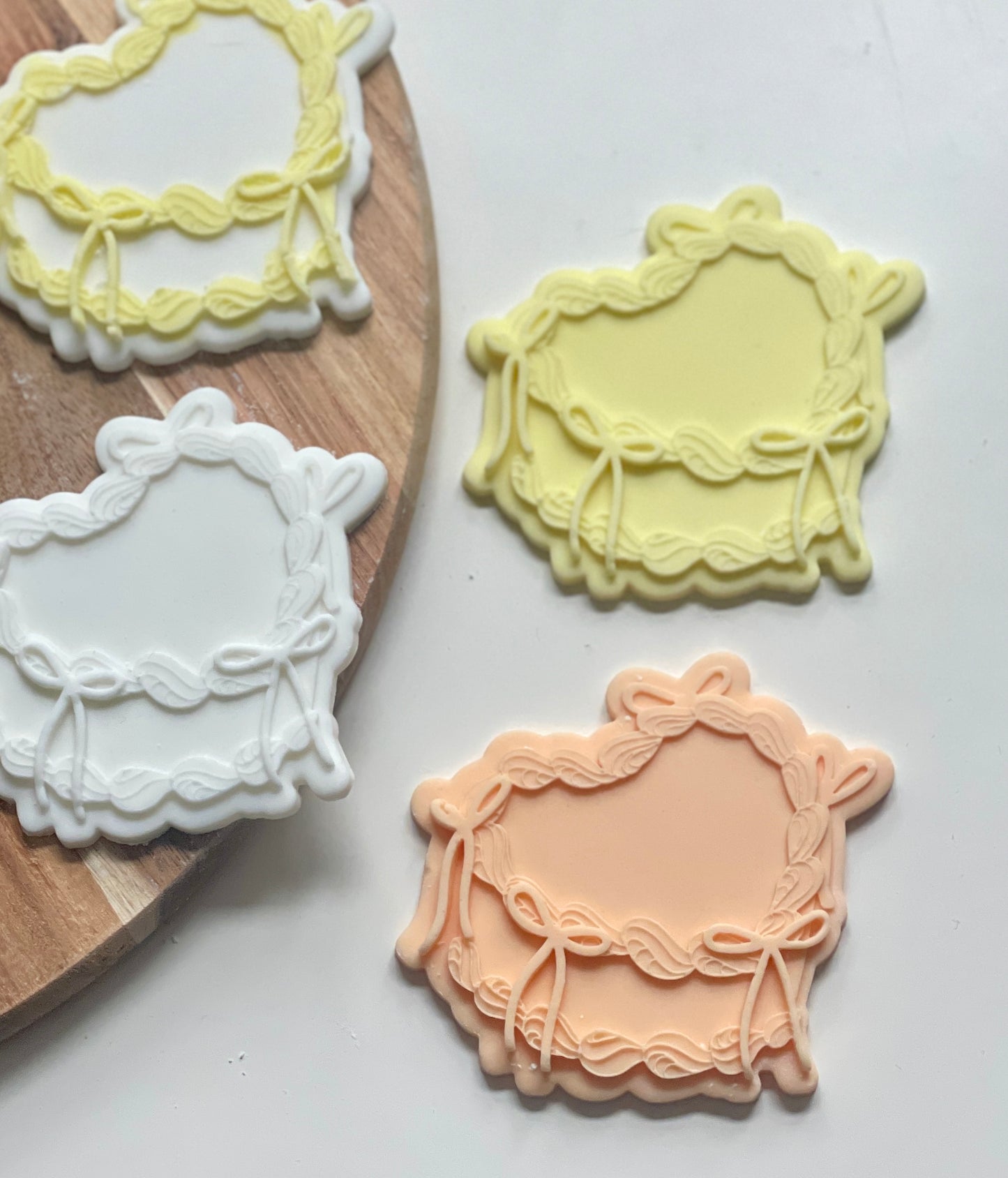 Lambeth cake with bows Embosser for fondant