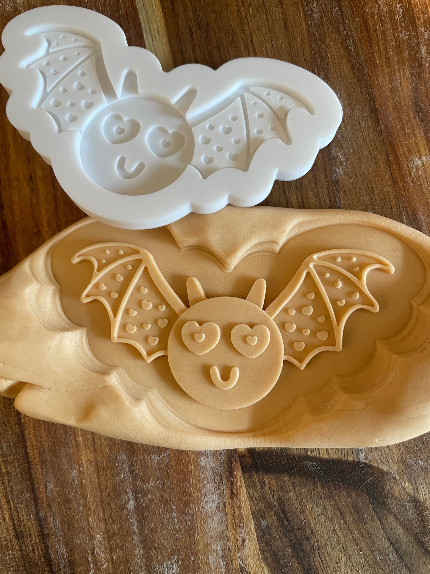 Cute Heart Eyed Bat | Embosser / Debosser And Cutter Set