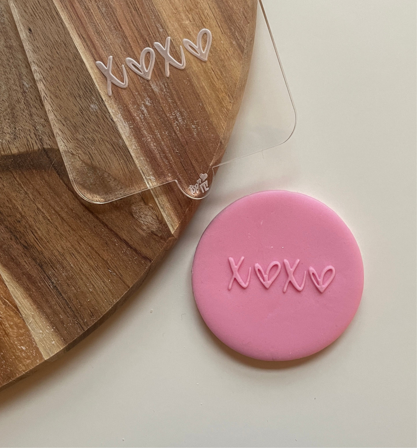 XOXO fondant debosser to create an Embossers design into fondant for biscuits
