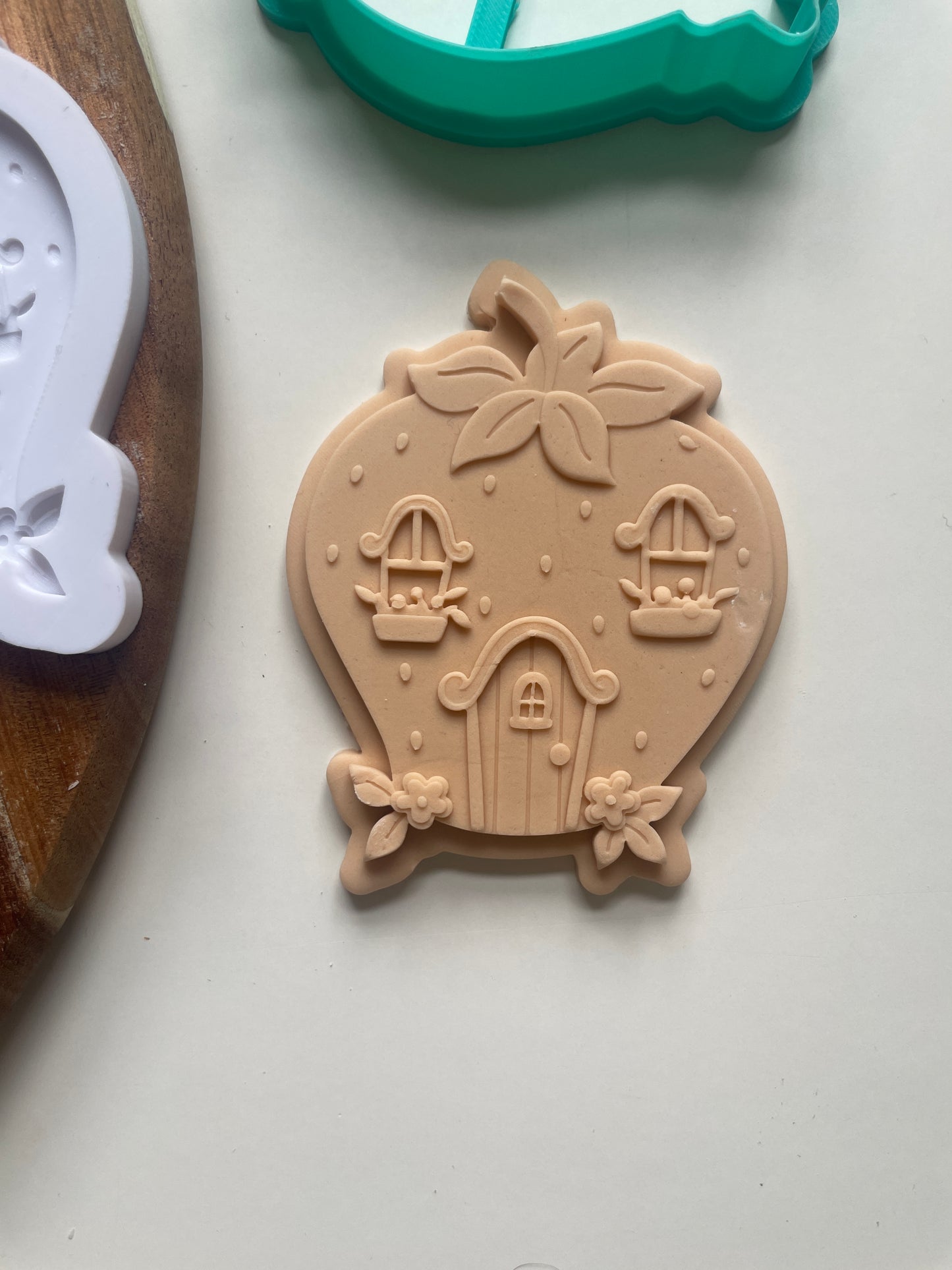 Strawberry House With Flowers | Embosser / Debosser And Cutter Set