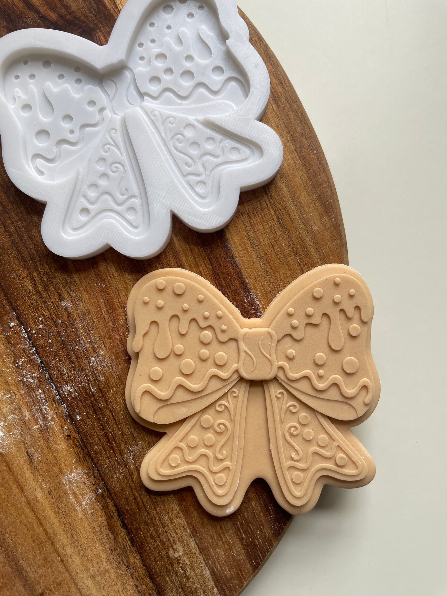 Gingerbread Bow | Embosser / Debosser And Cutter Set