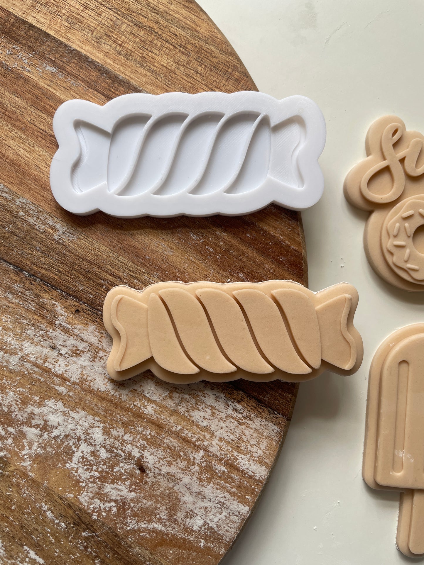 Retro Sweet  | Embosser / Debosser And Cutter Set.
