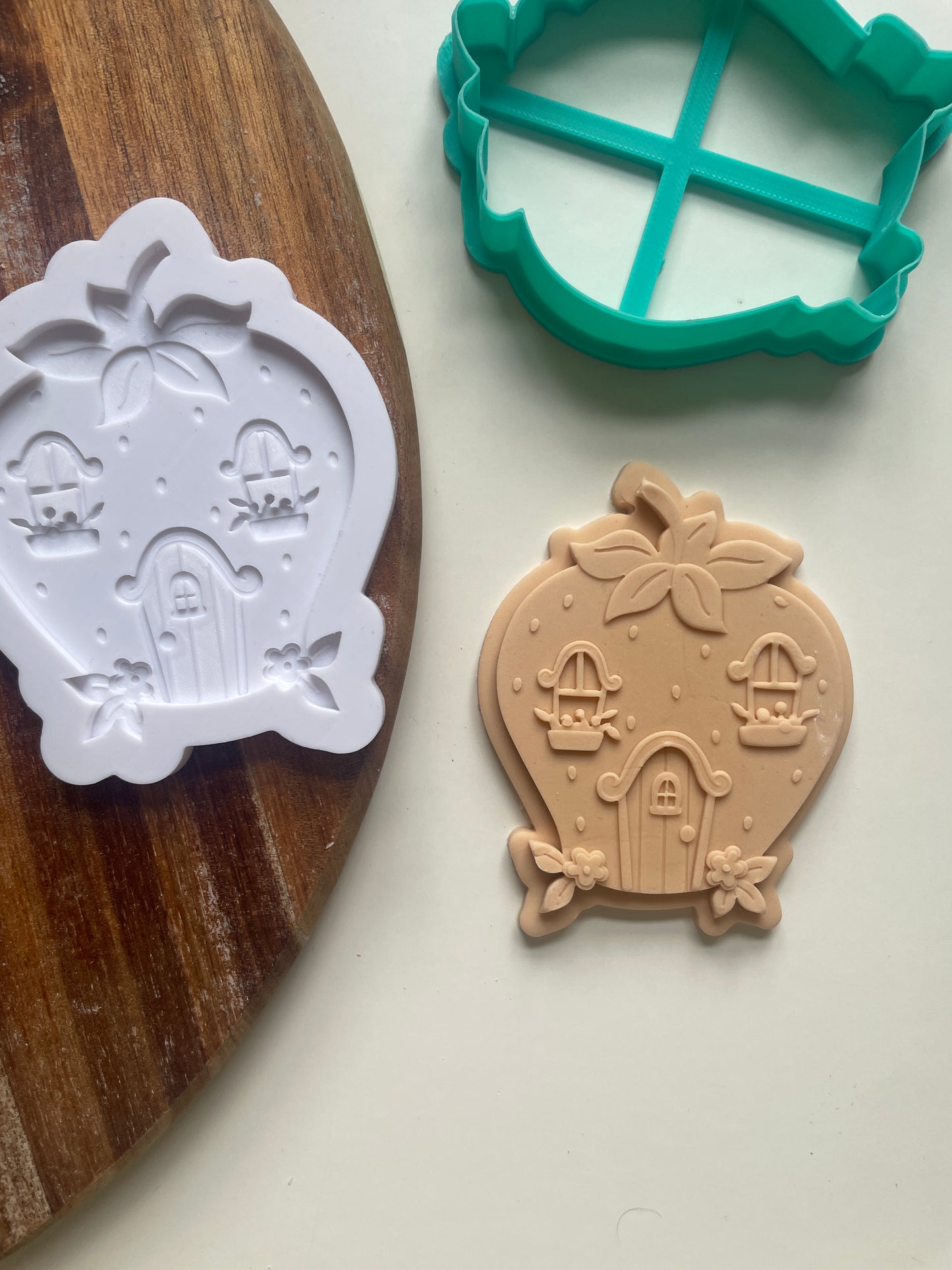 Strawberry House With Flowers | Embosser / Debosser And Cutter Set