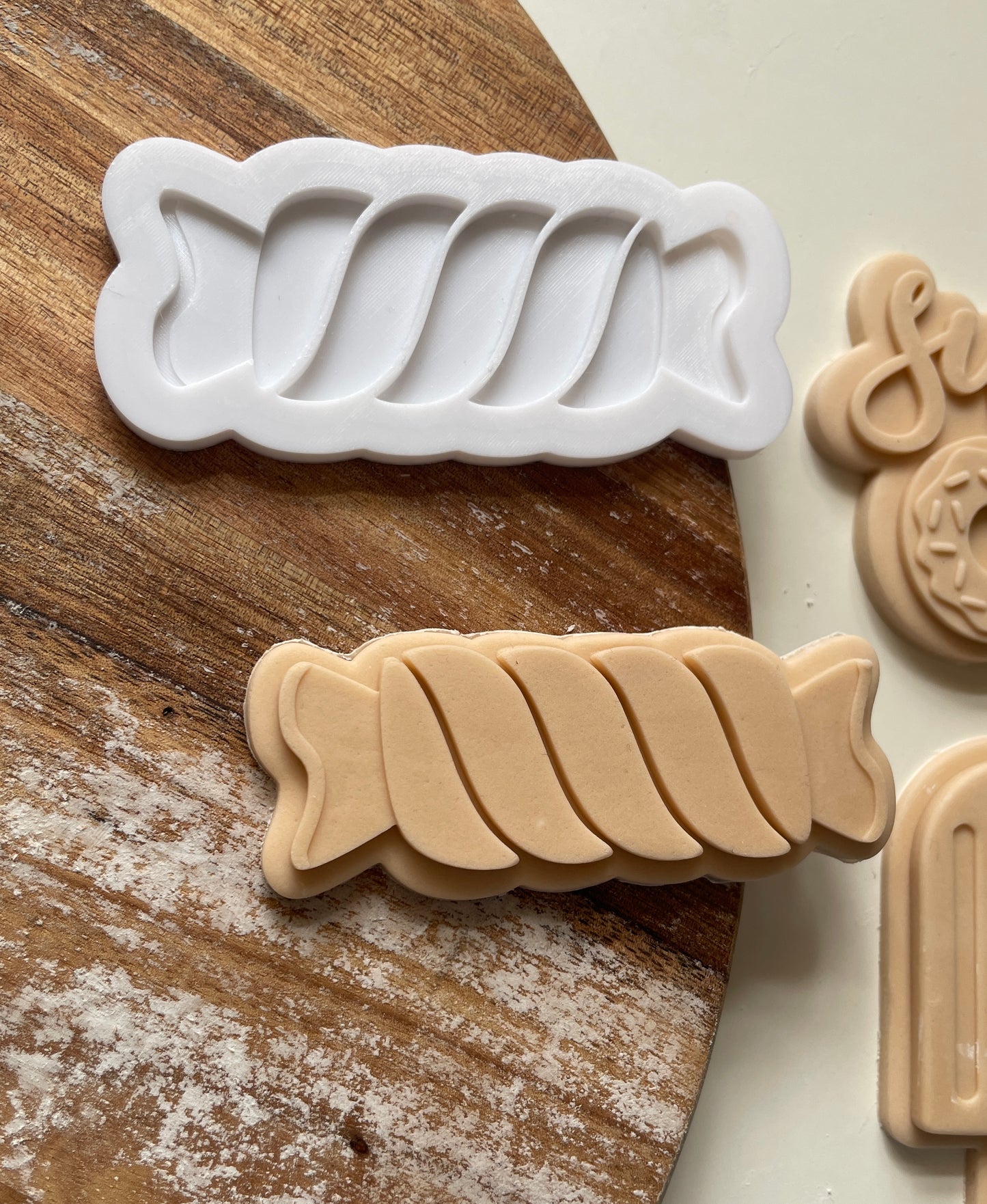 Retro Sweet  | Embosser / Debosser And Cutter Set.