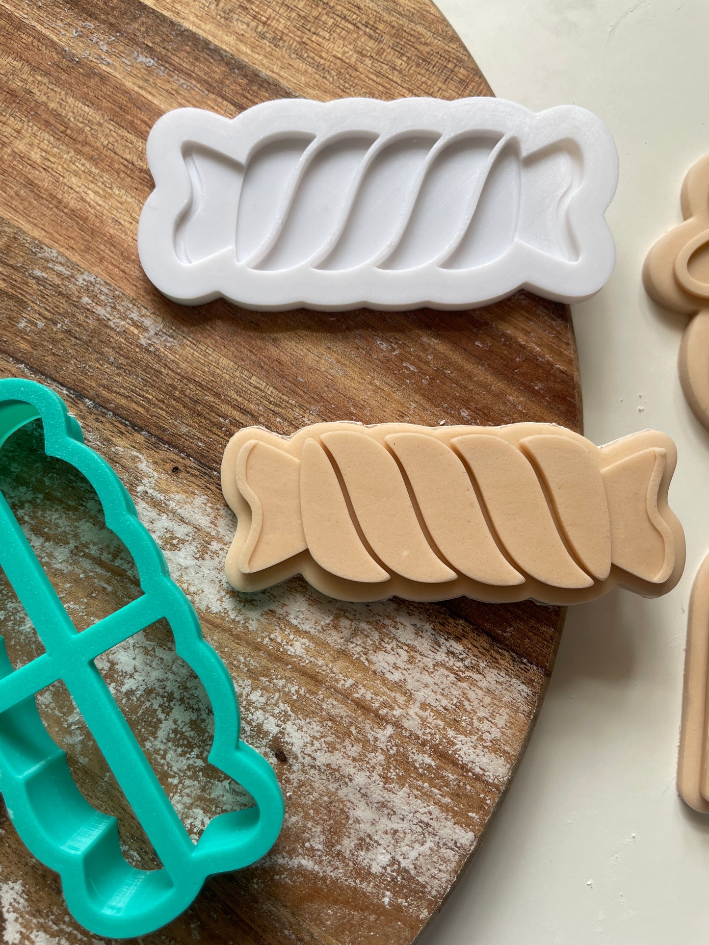 Retro Sweet  | Embosser / Debosser And Cutter Set.