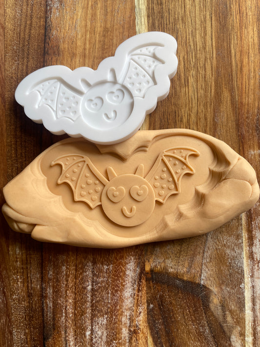 Cute Heart Eyed Bat | Embosser / Debosser And Cutter Set