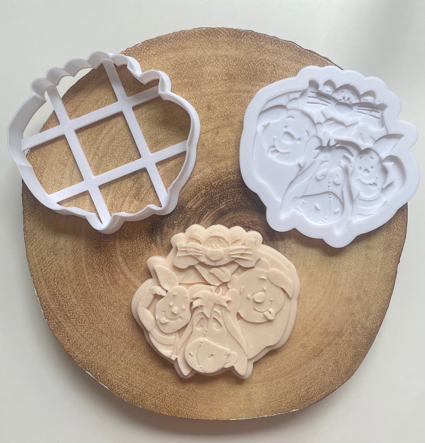Pooh and friends  | Embosser / Debosser And Cutter Set
