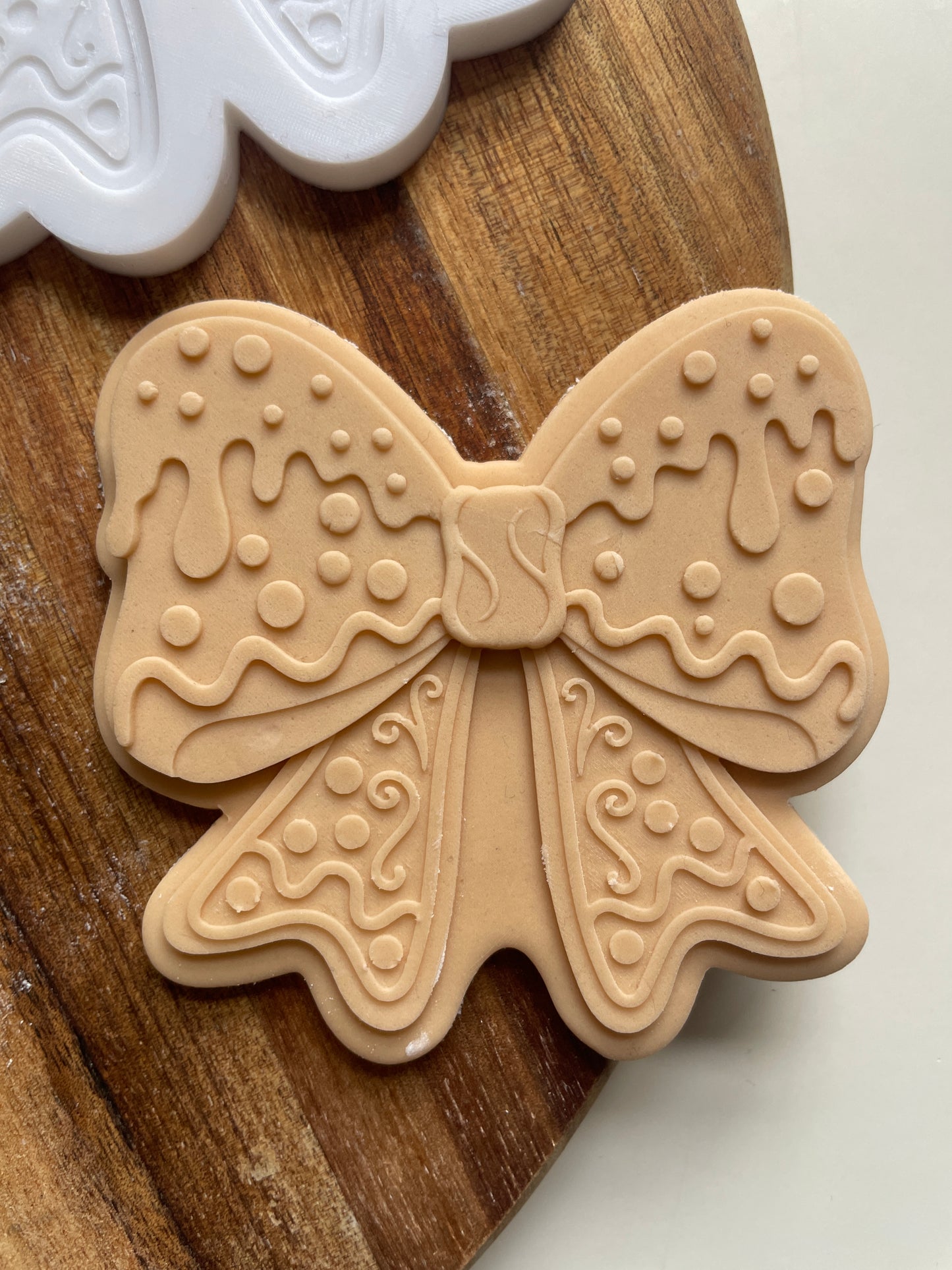Gingerbread Bow | Embosser / Debosser And Cutter Set