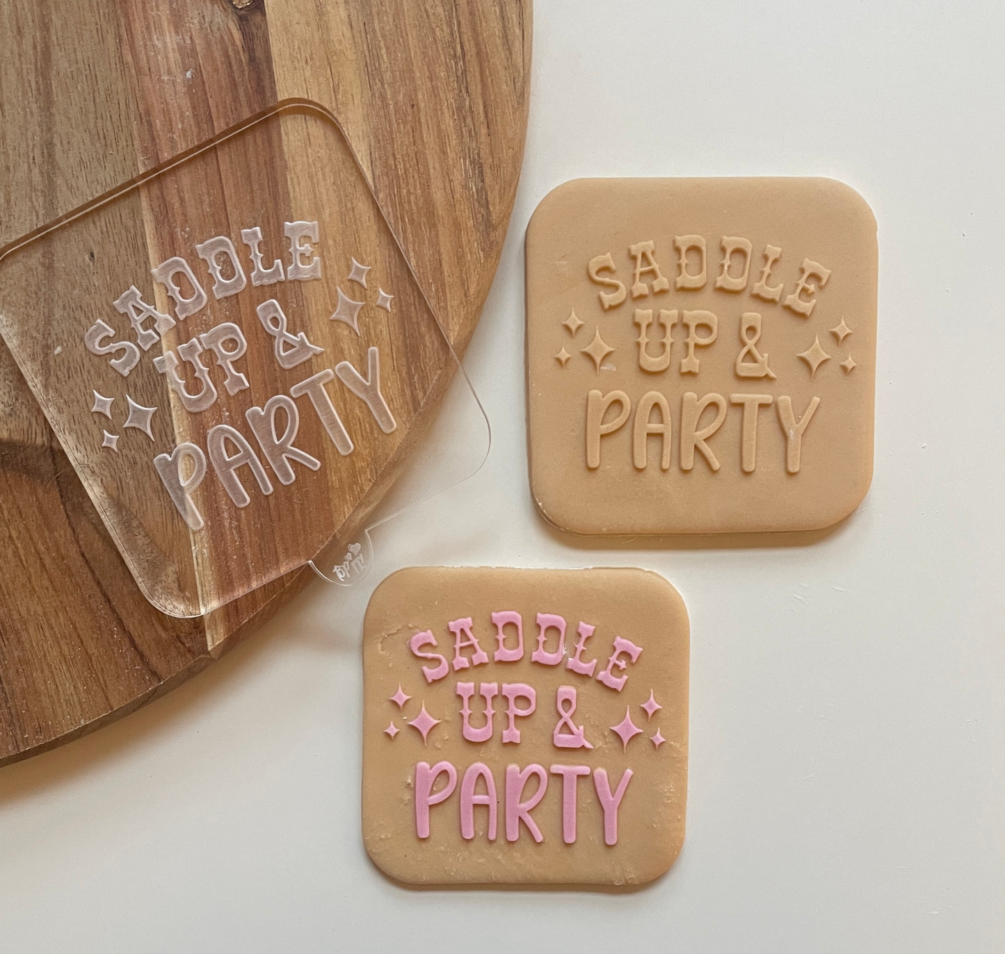Saddle up and party text debosser for fondant. Great for horse and cow girl themed biscuits 