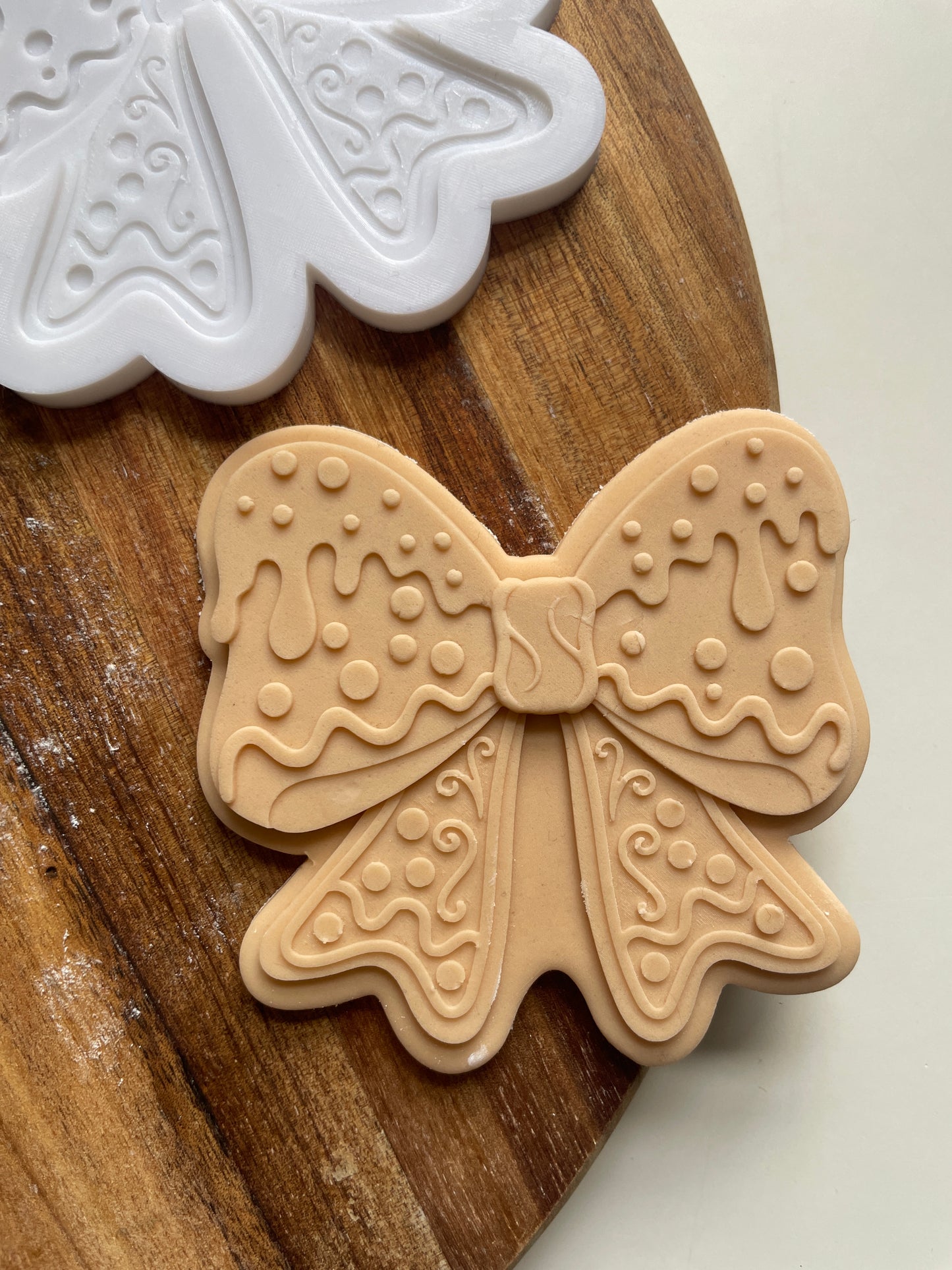 Gingerbread Bow | Embosser / Debosser And Cutter Set